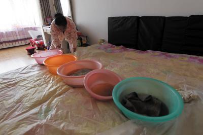 下花园楼上漏水，住户失联，小区没物管，业主维权难！律师来支招……